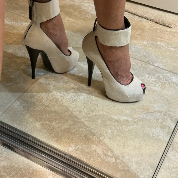 GIUSEPPI ZANOTTI DESIGN PONY HAIR EXTREME HIGH HEEL SHOES EUC CREAM & BLACK 39 - Picture 3 of 11